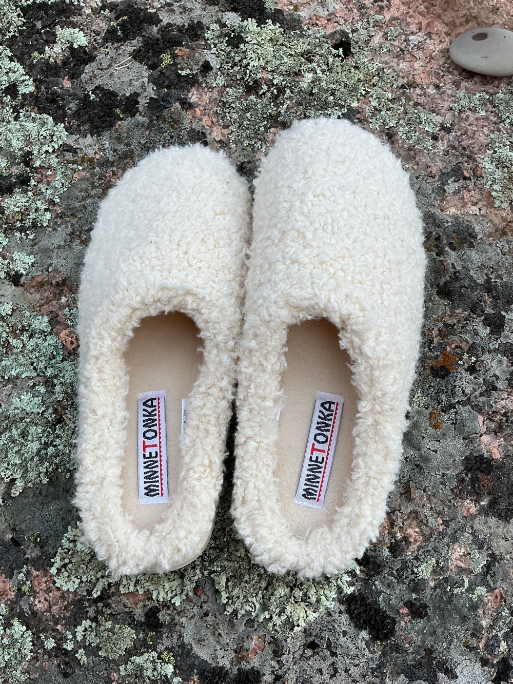 Minnetonka Teddy Crossband slippers, size 8 Like New